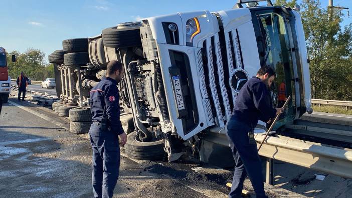 TEM Otoyolu’nda petrokok yüklü tır devrildi: 1 yaralı