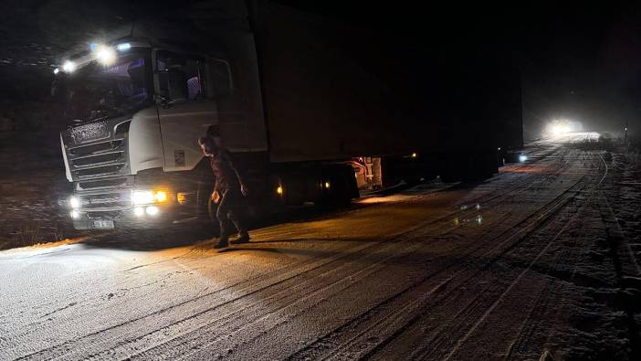 Ardahan'da kar ve buzlanma! 9 tır yolda kaldı