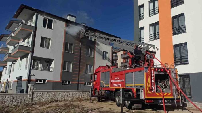 Konya’da 4 katlı apartmanda yangın paniği