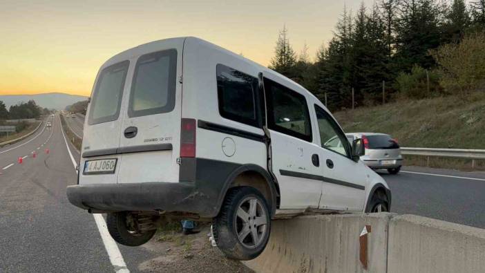 Hafif ticari araç beton bariyerlerde asılı kaldı: 1 yaralı