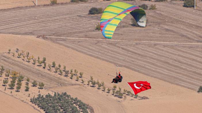 Bilecik'te 101 yamaç paraşütçüsü 'Ata'ya Saygı Uçuşu' yaptı