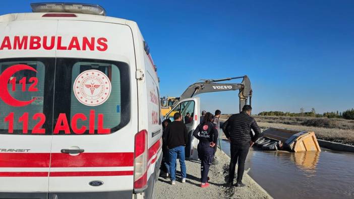 Hafriyat kamyonu su kanalına devrildi