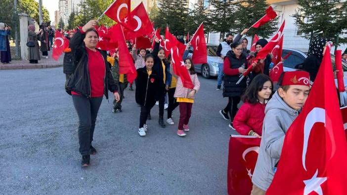 Kayseri'de öğrenciler Cumhuriyet için yürüdü