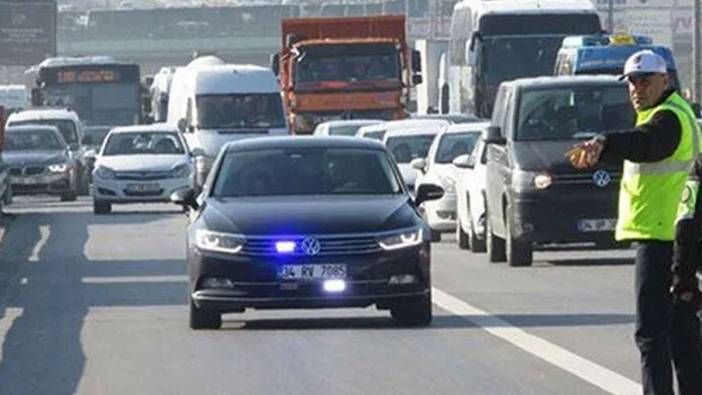 Çakarlı araç kullanıp kendini polis olarak tanıtan şüpheli gözaltında