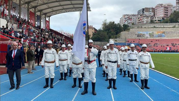 Beyaz kıyafetleri ve baretleriyle yürüdüler