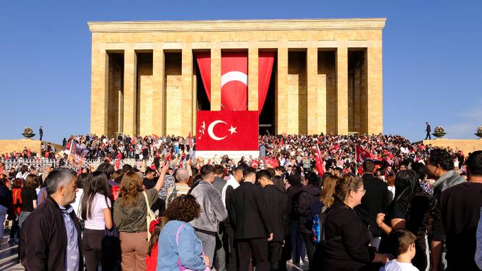 Anıtkabir ziyaretçi akınına uğradı