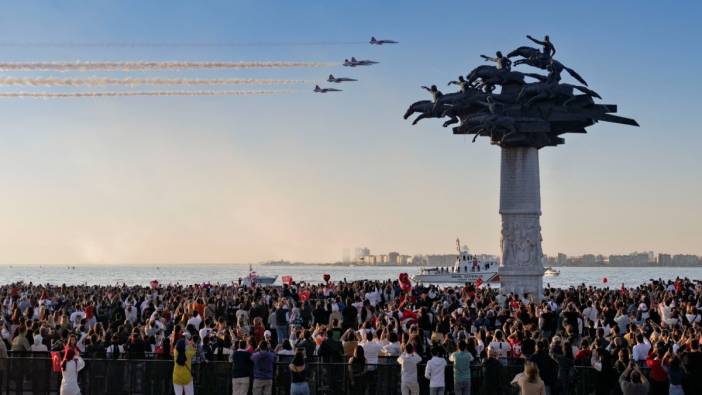 Türk Yıldızları İzmir'de nefes kesti