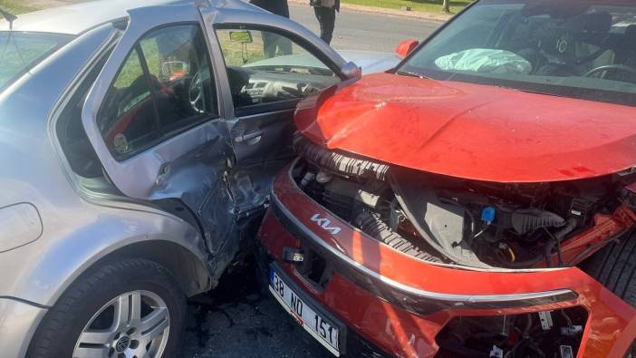 Kayseri Melikgazi'de kaza: Otomobiller kavşakta çarpıştı