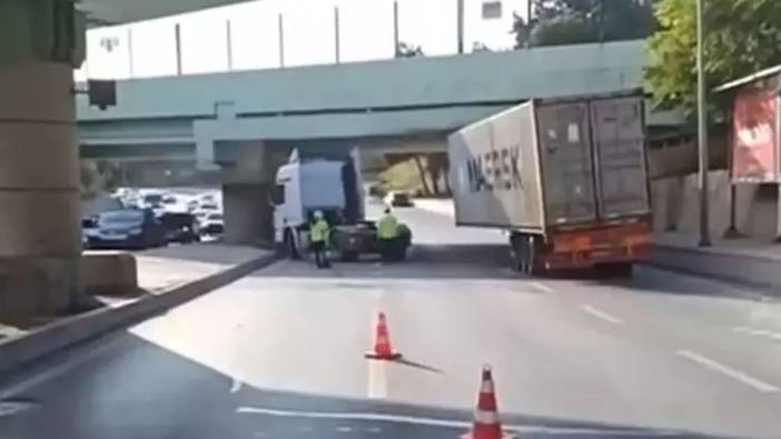 İstanbul'daki belalı üst geçitte yine TIR kazası