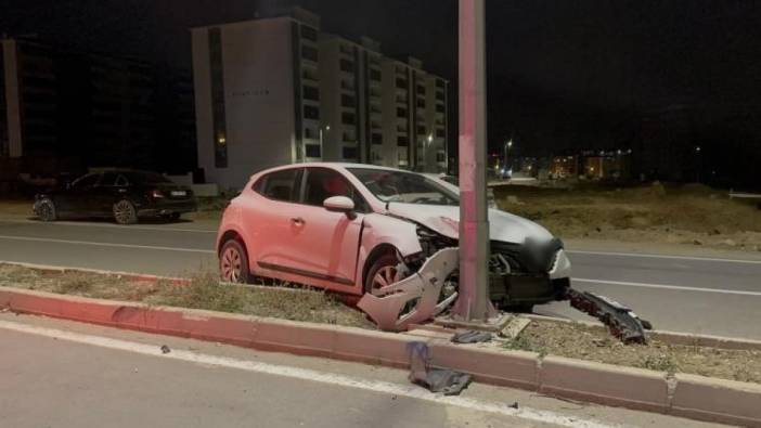 Elazığ’da otomobil aydınlatma direğine çarptı! 1 yaralı