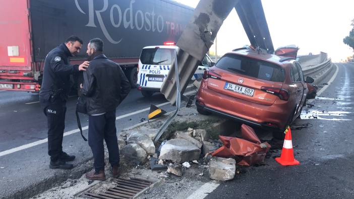 Otomobil bariyerlere ok gibi saplandı. Bu kazadan yaralanmadan kurtuldu