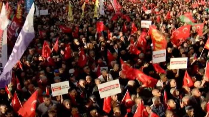 Esenyurt'ta CHP'liler toplandı. Miting başlıyor