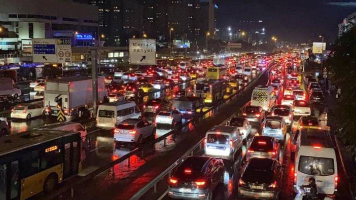 İstanbul'da trafik kilit! Yoğunluk yüzde 80'e ulaştı