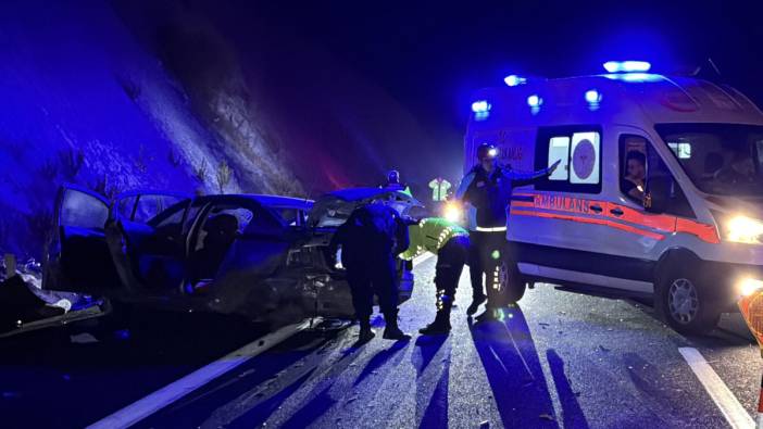 5 araç tırdan düşen tomruklara çarptı. İstanbul-İzmir Otoyolu'nda feci kaza!