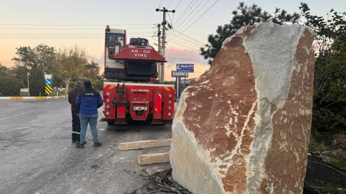 Tırdan 12 tonluk mermer blok düştü