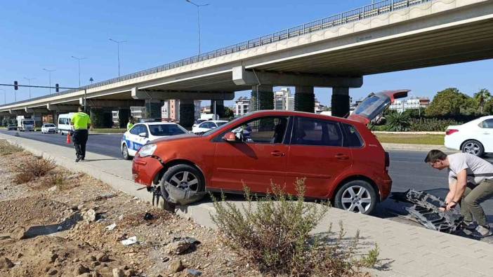 Virajı dönemedi! Otomobiliyle kaldırıma çıktı