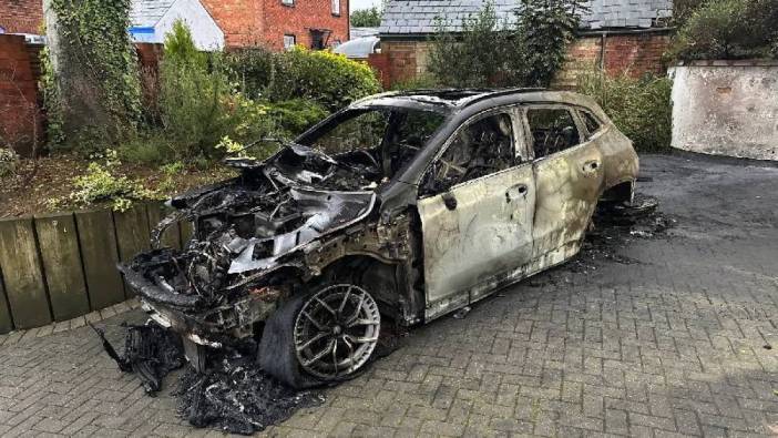 Elektrikli Mercedes şarj olurken bomba gibi patladı! 64 bin dolarlık araç hurdaya döndü