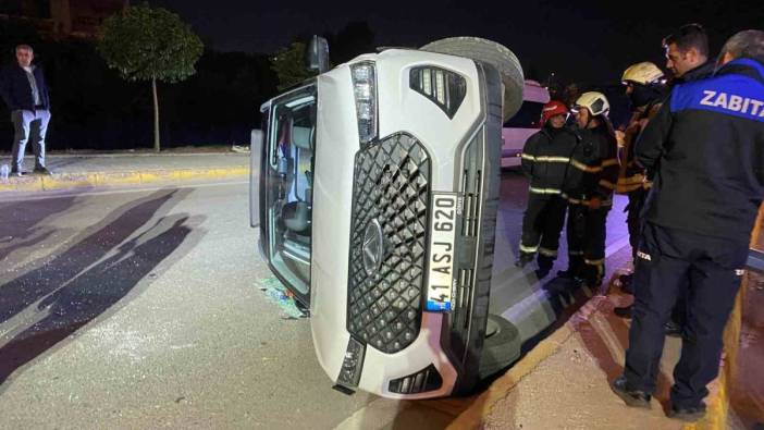 Kocaeli’de trafik canavarı elektrik direğine çarpıp yan yattı! 2 yaralı var