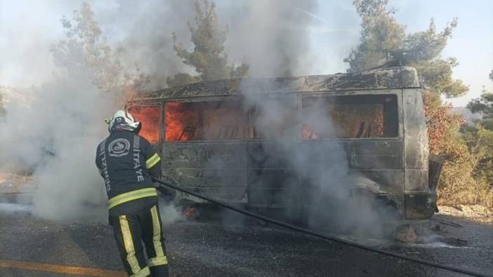 Denizli Pamukkale'de Seyir halindeki minibüs alev alev yandı