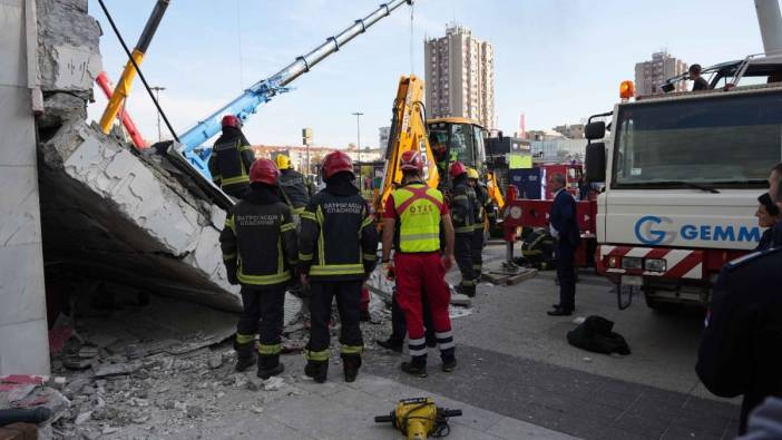 Sırbistan'da facia...Tren istasyonunu çatısı yolcuların üzerine çöktü:14 ölü