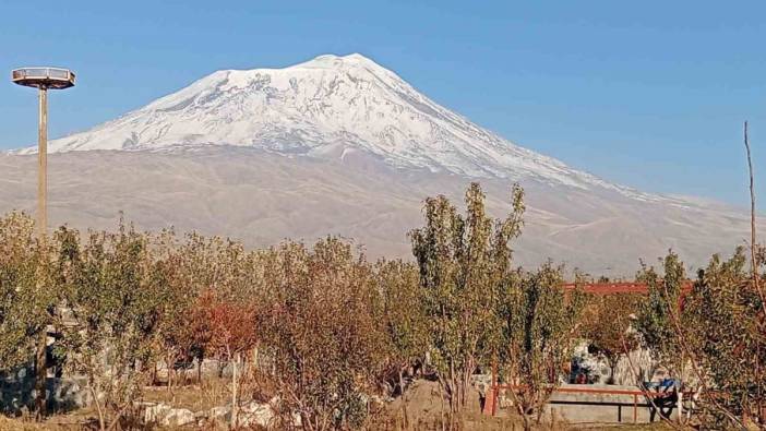 Beyaz gelinliğini giyen Ağrı Dağı büyüleyici manzarasıyla kendine hayran bırakıyor