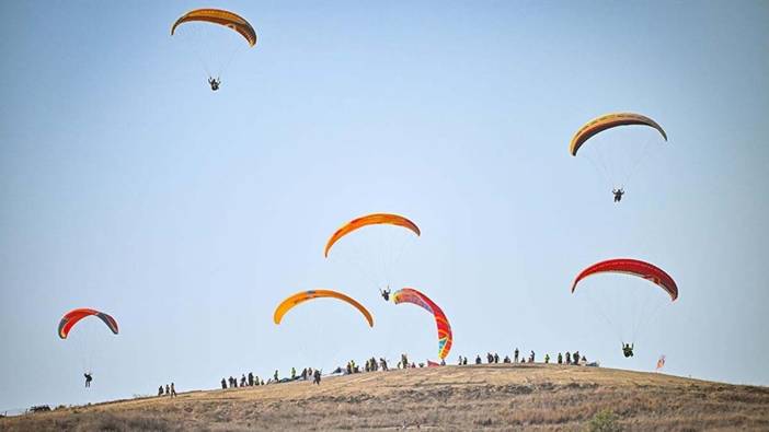 Adana semalarında görsel şölen: 13. Kostümlü Yamaç Paraşütü başladı