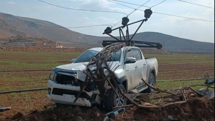 Kontrolden çıkan pikap elektrik direğine çarptı