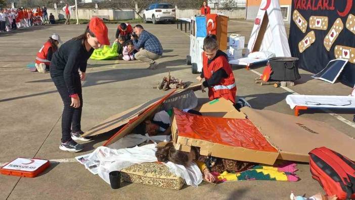 Düzce’de minik öğrencilerden muhteşem kutlama