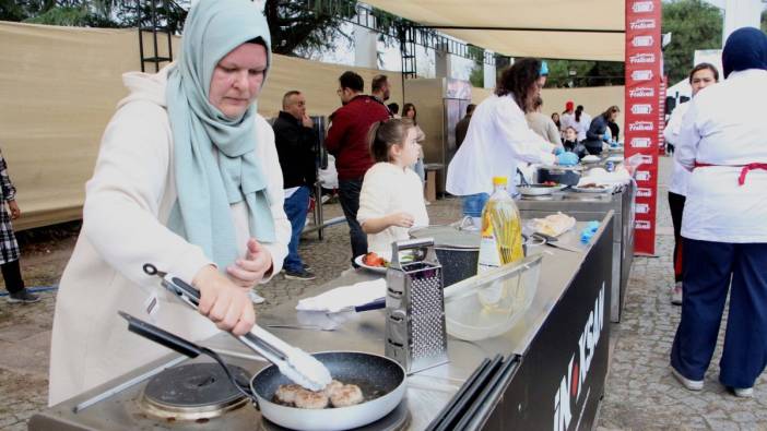 Anneleriyle birlikte en lezzetli köfteyi yapmak için yarıştılar