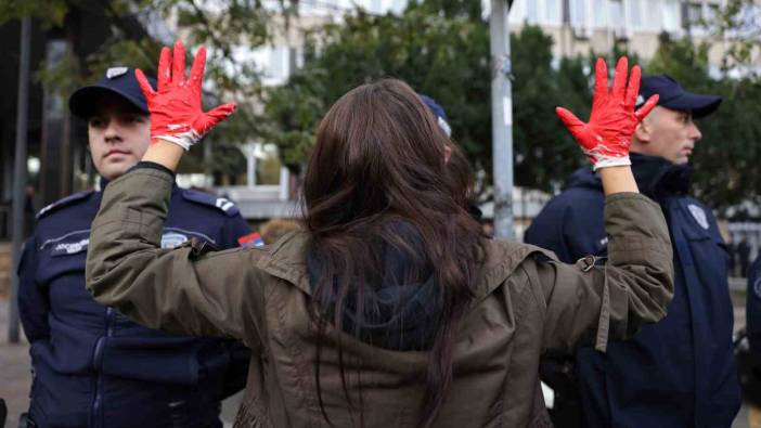 Sırbistan’da halk sokaklara indi! Tren istasyonu kazasını protesto ettiler