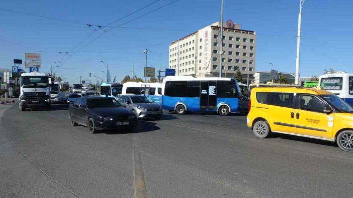 Malatya’da Minibüsçüler tepki gösterip konvoyla trafiği kilitlediler