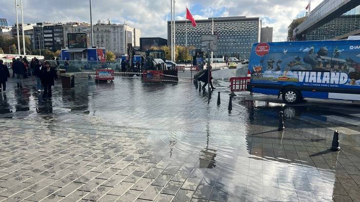 Taksim'i su bastı, trafikte aksamalar yaşandı