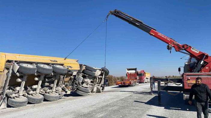 Lastiği patlayan tır yan döndü: Facia kıl payı önlendi