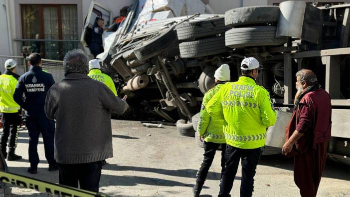 Kartal'da kamyon eve çarptı