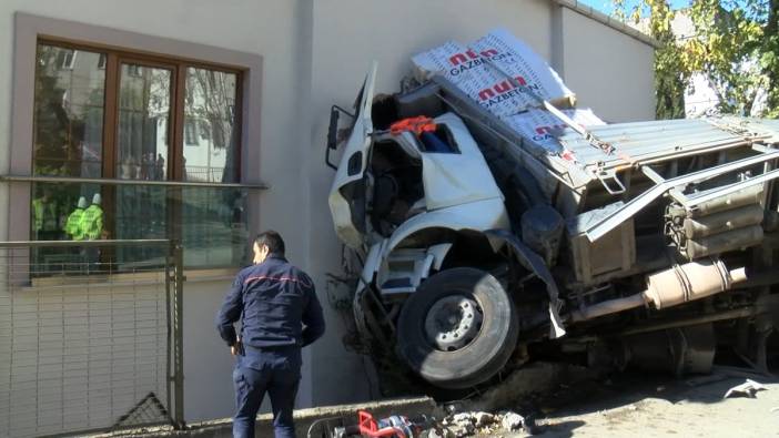 Kartal'da gaz beton yüklü kamyon 2 katlı binaya daldı! Facia ucuz atlatıldı