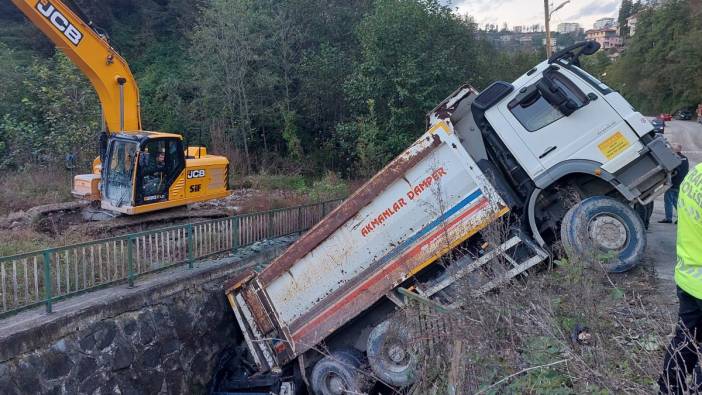 Kamyon altına aldığı otomobille dereye düştü