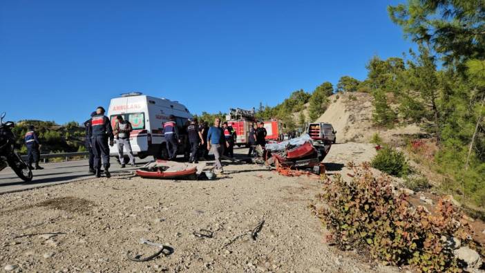 Burdur Bucak'ta TIR ile 3 otomobil zincirleme kaza yaptı! Ölüler ve yaralılar var