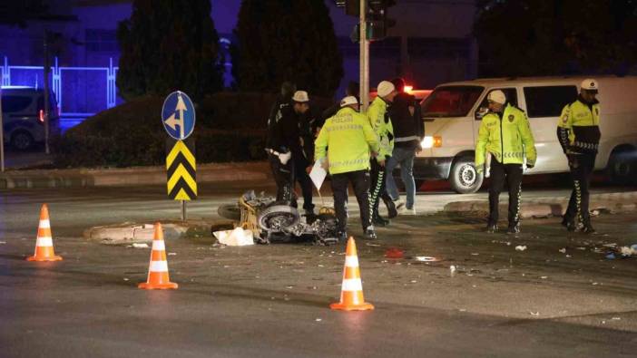 Konya'da korkutan kaza: Motosiklet otomobile çarptı! 1’i ağır 2 yaralı