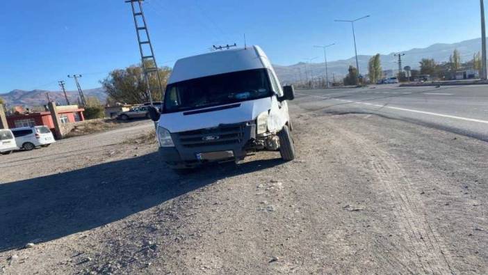 Kamyon ile çarpışan otomobilin sürücüsü can verdi