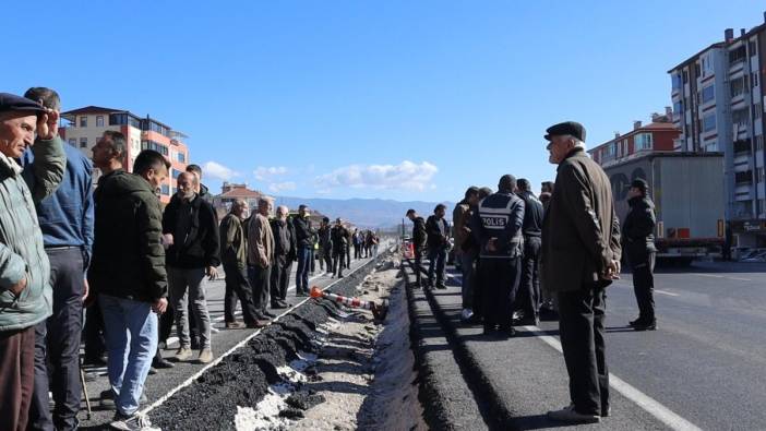 Eylem yapaarak karayolunu trafiğe kapattılar