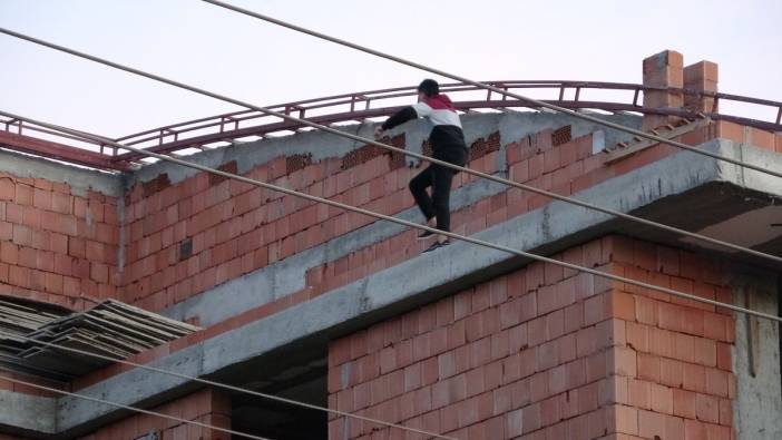 İnşaatın çatısına çıkan kadın, ekiplere zor anlar yaşattı