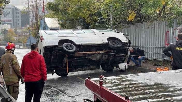 İstanbul-Kağıthane’de panelvan devrildi; yol trafiğe kapandı