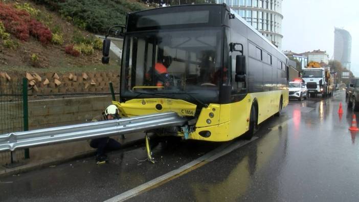 Kadıköy'de faciadan dönüldü! İETT otobüsü bariyere ok gibi saplandı