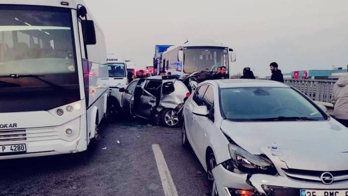 Yalova'da zincirleme kaza: 4 otomobil ve 1 minibüs birbirine girdi: 4 yaralı