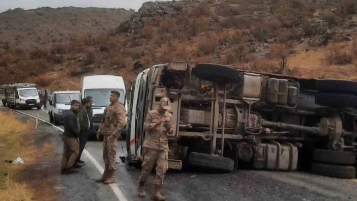 Siirt’te virajı alamayan TIR devrildi