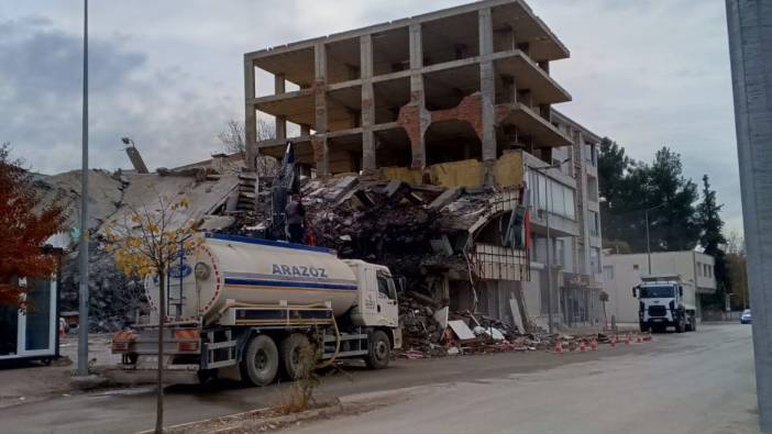 Gölbaşı’nda ağır hasarlı binaların yıkımı devam ediyor