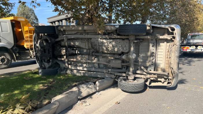 Kontrolden çıkan kamyonet refüje çıkıp devrildi: 2’si ağır 5 yaralı