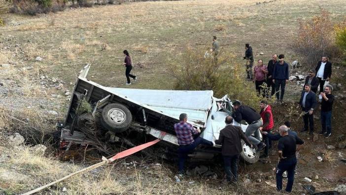 Bitlis’te meyve yüklü kamyonet devrildi: 1 ölü, 1 yaralı