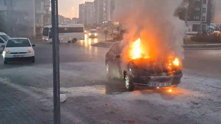 Kayseri’de seyir halindeki araç yandı