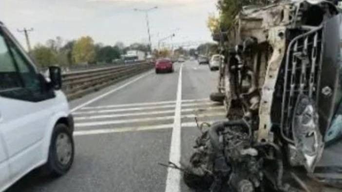 Ünye’de korkutan kaza: Minibüs köprüde devrildi